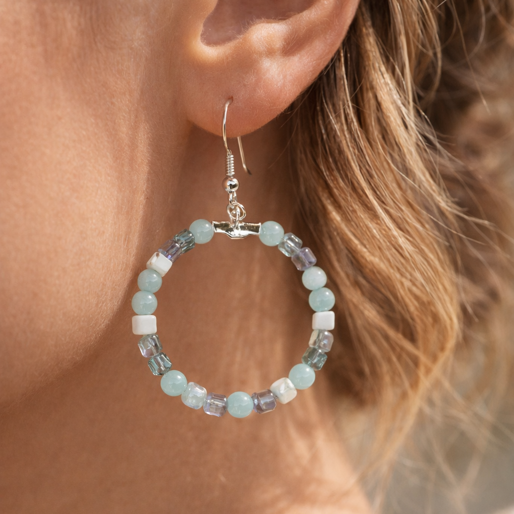 Elegante handgefertigte Ohrringe mit natürlichen Edelsteinen – Amazonit, Fluorit & Howlit von BE.Youniq

