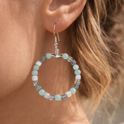 Elegante handgefertigte Ohrringe mit natürlichen Edelsteinen – Amazonit, Fluorit & Howlit von BE.Youniq

