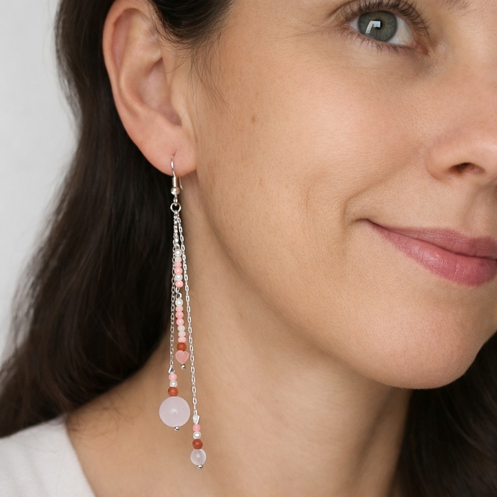 Elegante, lange Ohrringe mit Rosenquarz, Karneol und Bambuskoralle. Sanfte Rosétöne treffen warmes Orange und Korallenrot – hochwertiger Look für jeden Tag & Anlass.