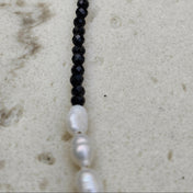 Eleganter Rohdiamant Choker mit fünf echten schwarzen Rohdiamanten und echten Süßwasserperlen.