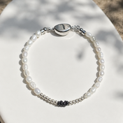 Entdecke das handgefertigte Rohdiamant Armband White Aura mit natürlichen schwarzen Rohdiamanten, schimmerndem Perlmutt und echten Süßwasserperlen.