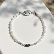 Entdecke das handgefertigte Rohdiamant Armband White Aura mit natürlichen schwarzen Rohdiamanten, schimmerndem Perlmutt und echten Süßwasserperlen.