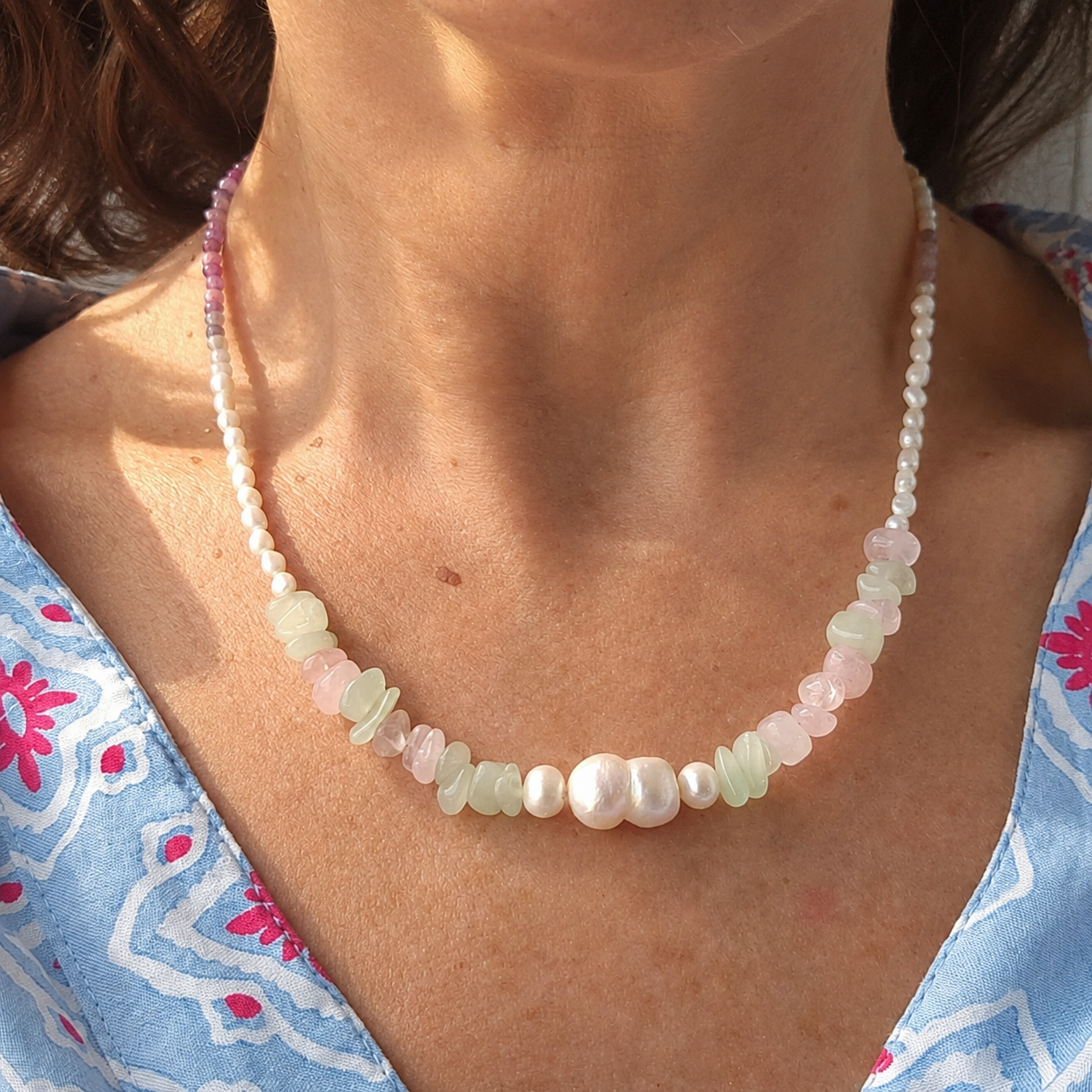 Feminine Edelstein Halskette aus Rubin, Rosenquarz, Amazonit, Chalcedon und Süßwasserperlen.
