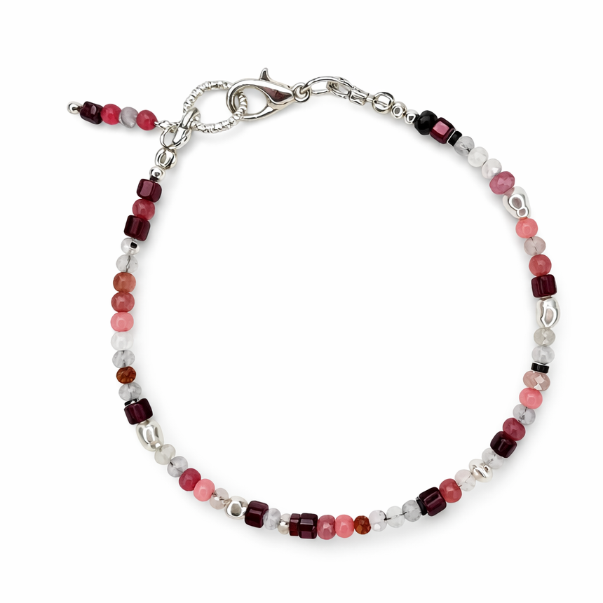 Granat Armband mit Mondstein als Geburtsstein für Januar sowie Howlit, Hämatit und Rhodonit. Warm, stabilisierend und elegant – ein starker Begleiter im Alltag.