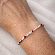 Granat Armband mit Mondstein als Geburtsstein für Januar. Granat Edelsteinarmband - mit Howlit, Hämatit und Rhodonit.