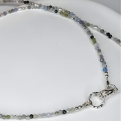 Handgefertigte 2-in-1 Edelsteinkette aus grünem Sandstein, Mondstein, Fluorit, Bergkristall, Peridot, Aquamarin & Süßwasserperlen. Auch als Armband tragbar.