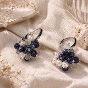 Handgefertigte Edelstein-Ohrringe Aura Bloom mit Lapislazuli, Bergkristall, Fluorit und Perlmutt