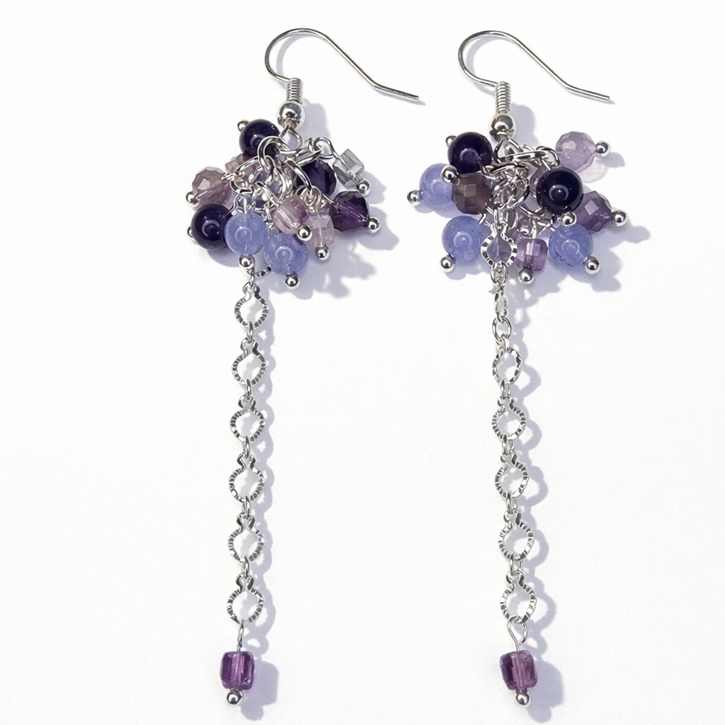 Handgefertigte Edelstein-Ohrringe „Moonflower Drops“ mit Aquamarin, Amethyst und Fluorit in zarten Flieder-, Violett- und Blautönen, filigranen Silberdetails und feiner Kette – elegant, feminin und hochwertig.