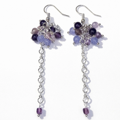 Handgefertigte Edelstein-Ohrringe „Moonflower Drops“ mit Aquamarin, Amethyst und Fluorit in zarten Flieder-, Violett- und Blautönen, filigranen Silberdetails und feiner Kette – elegant, feminin und hochwertig.