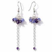 Handgefertigte Edelstein-Ohrringe „Moonflower Drops“ mit Aquamarin, Amethyst und Fluorit in zarten Flieder-, Violett- und Blautönen, filigranen Silberdetails und feiner Kette – elegant, feminin und hochwertig.