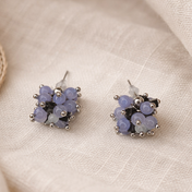 Handgefertigte Edelstein-Ohrringe „Sea & Stone“ aus Aquamarin und Hämatit mit Edelstahl-Elementen, minimalistisch und modern gestaltet.