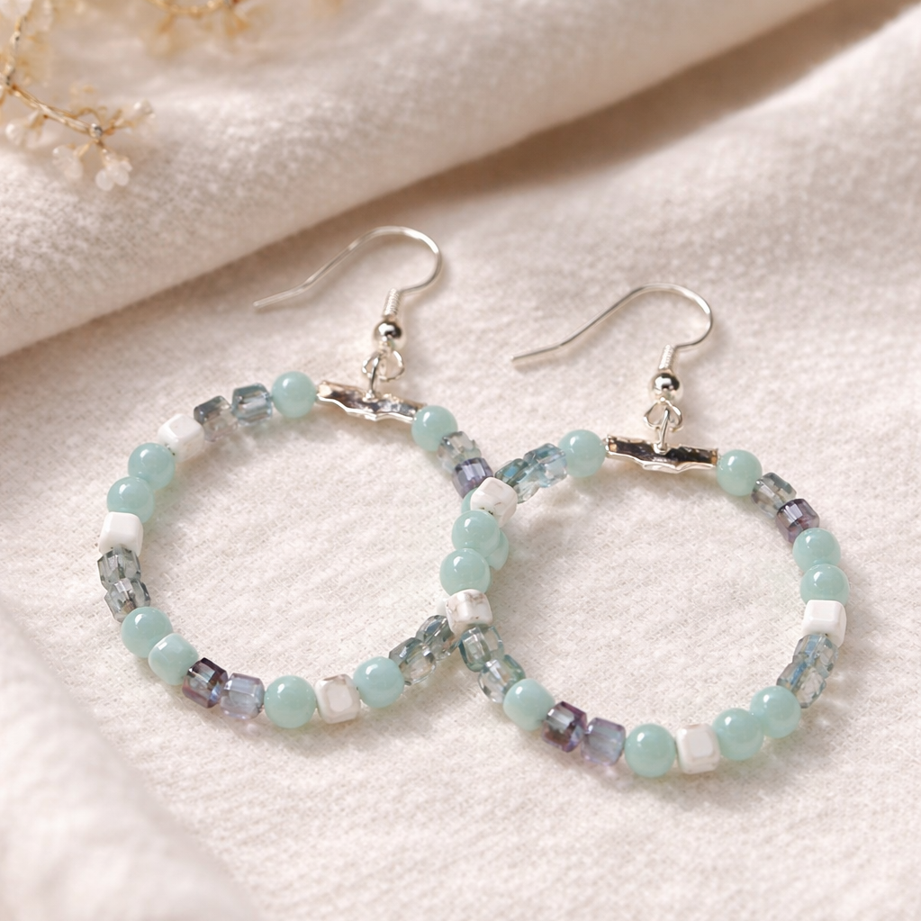 Handgefertigte Edelstein-Ohrringe mit Amazonit, Fluorit und Howlit – Still Clarity von BE.Youniq
