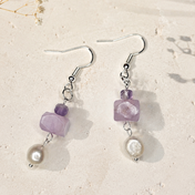 Handgefertigte Edelstein-Ohrringe mit Kunzit, Amethyst & echten Süßwasserperlen. Naturunikat in limitierter Auflage. Jetzt entdecken bei BE-Youniq.