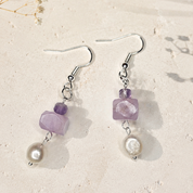 Handgefertigte Edelstein-Ohrringe mit Kunzit, Amethyst & echten Süßwasserperlen. Naturunikat in limitierter Auflage. Jetzt entdecken bei BE-Youniq.
