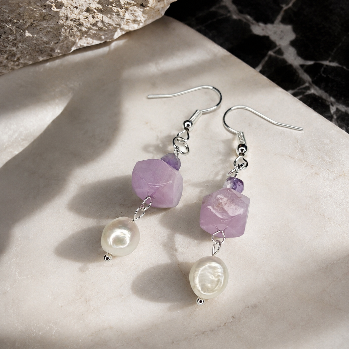 Handgefertigte Edelstein-Ohrringe mit Kunzit, Amethyst & echten Süßwasserperlen. Naturunikat in limitierter Auflage. Jetzt entdecken bei BE-Youniq.