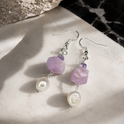 Handgefertigte Edelstein-Ohrringe mit Kunzit, Amethyst & echten Süßwasserperlen. Naturunikat in limitierter Auflage. Jetzt entdecken bei BE-Youniq.