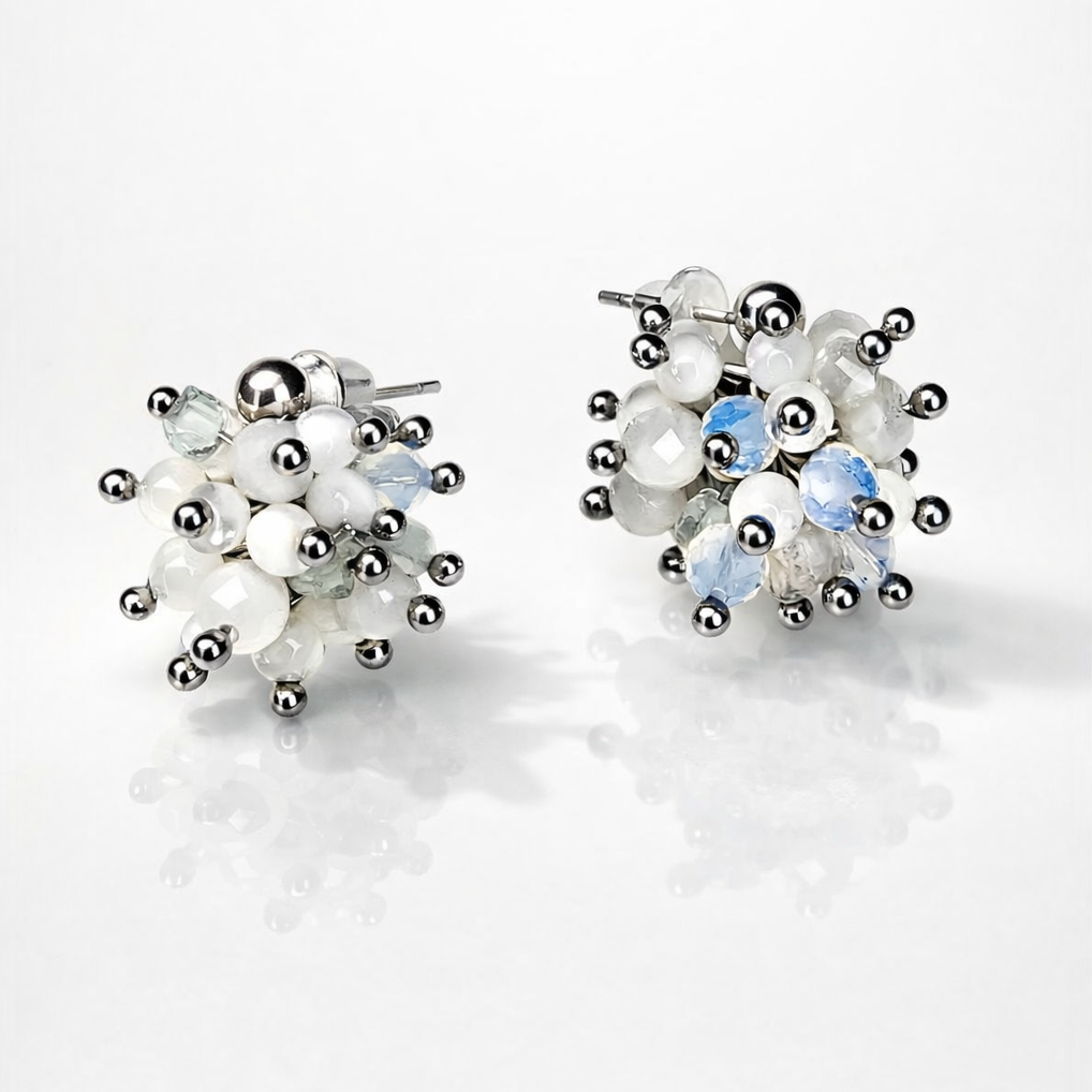 Handgefertigte Edelstein Ohrringe Celestial Bloom mit Opal, Perlmutt, weißem Mondstein und Fluorit in silbernem Design