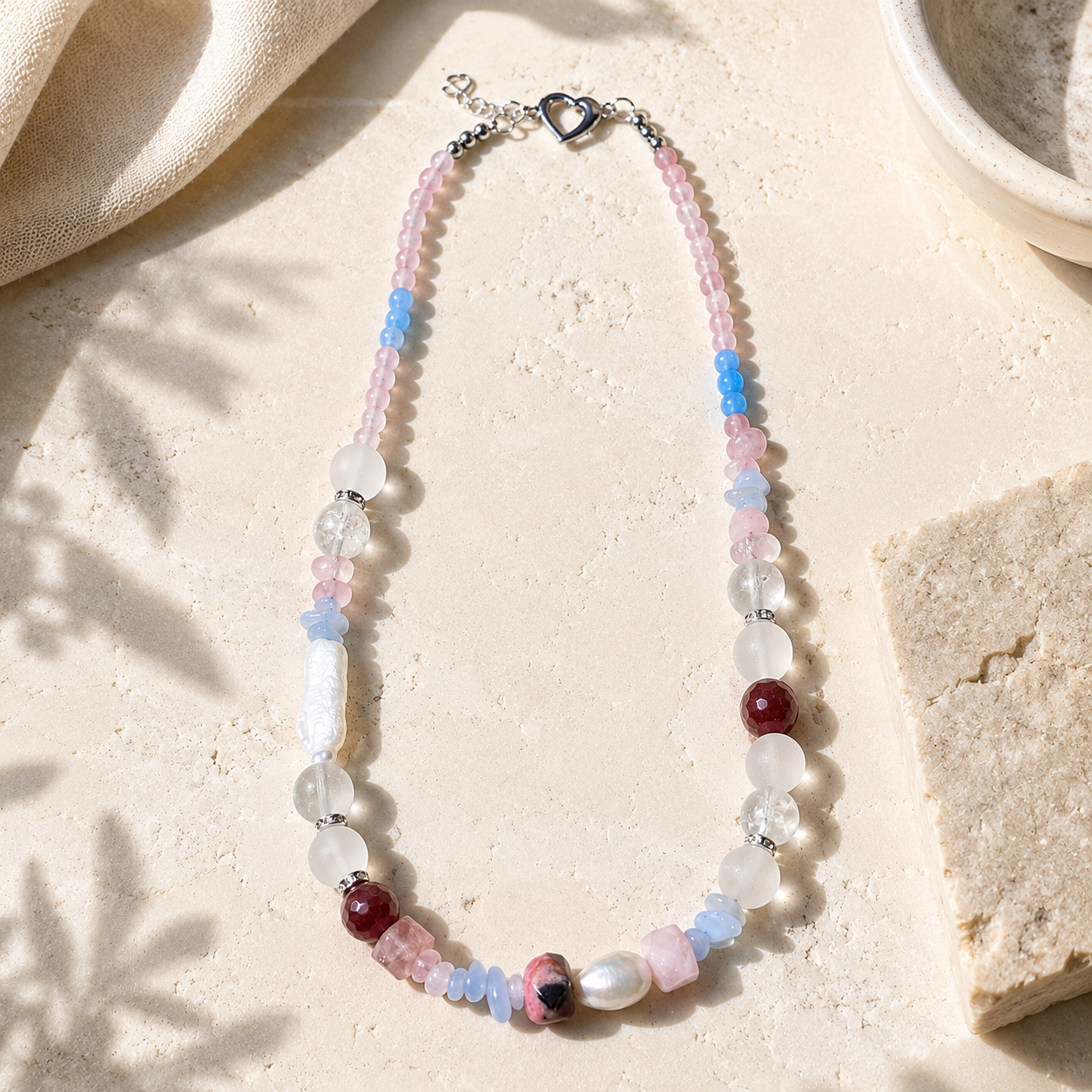Handgefertigte Edelsteinkette Roselyn Cove mit Rosenquarz, Aquamarin, rotem Achat, Bergkristall und Süßwasserperlen
