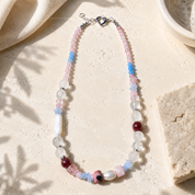 Handgefertigte Edelsteinkette Roselyn Cove mit Rosenquarz, Aquamarin, rotem Achat, Bergkristall und Süßwasserperlen
