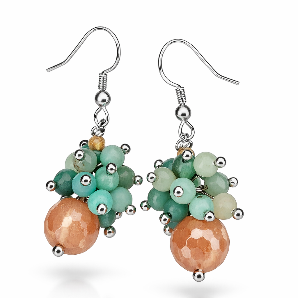 Handgefertigte Ohrhänger: Amazonit- und Mondstein-Perlen im Cluster-Design, silberfarbene Haken, unten ein facettierter pfirsichfarbener Stein.