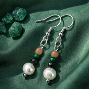 Handgefertigte Ohrhänger mit Süßwasserperlen, Malachit, Alashan Achat und Mondstein – harmonische Naturtöne für Alltag und Anlass.