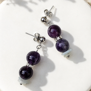 Handgefertigte Ohrringe mit Amethyst und Aquamarin auf weißem Hintergrund – Pearl Sage Purpur von BE-Youniq