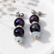 Handgefertigte Ohrringe mit Amethyst und Aquamarin auf weißem Hintergrund – Pearl Sage Purpur von BE-Youniq