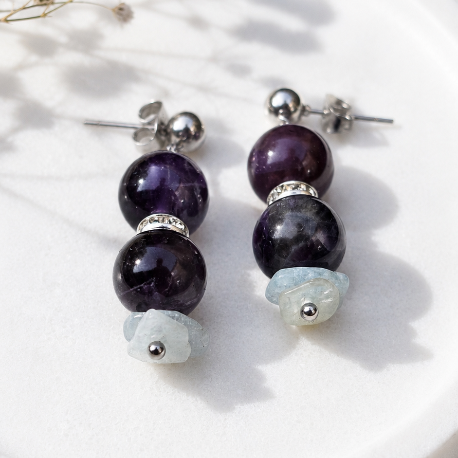 Handgefertigte Ohrringe mit Amethyst und Aquamarin auf weißem Hintergrund – Pearl Sage Purpur von BE-Youniq