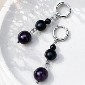 Handgefertigte Ohrringe mit Amethyst und Onyx – Amé Noir von BE.Youniq