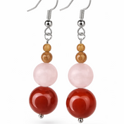 Handgefertigte Ohrringe mit Karneol, Rosenquarz und Mondstein auf weißem Hintergrund.