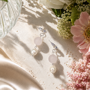 Handgefertigte Ohrringe mit Rosenquarz und Süßwasserperlen – Pearl Sage Harmony von BE-Youniq