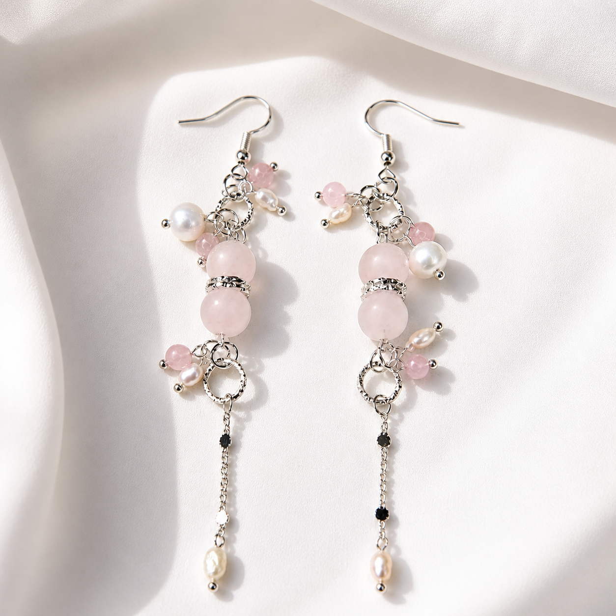Handgefertigte Ohrringe mit Rosenquarz und Süßwasserperlen – Rose Blush von BE-Youniq