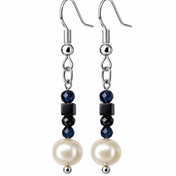 Handgefertigte Ohrringe mit Süßwasserperlen, blauem Spinell, Hämatit & Blaufluss – symbolisch für Ruhe, Klarheit & Erdung. Elegant & zeitlos.