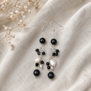 Handgefertigte Ohrringe mit schwarzem Onyx und Süßwasserperlen – Shadow & Pearl von BE.Youniq