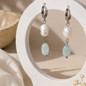 Handgefertigte Perlenohrringe mit Aquamarin in zartem Blau – Pearl Sage Sky
