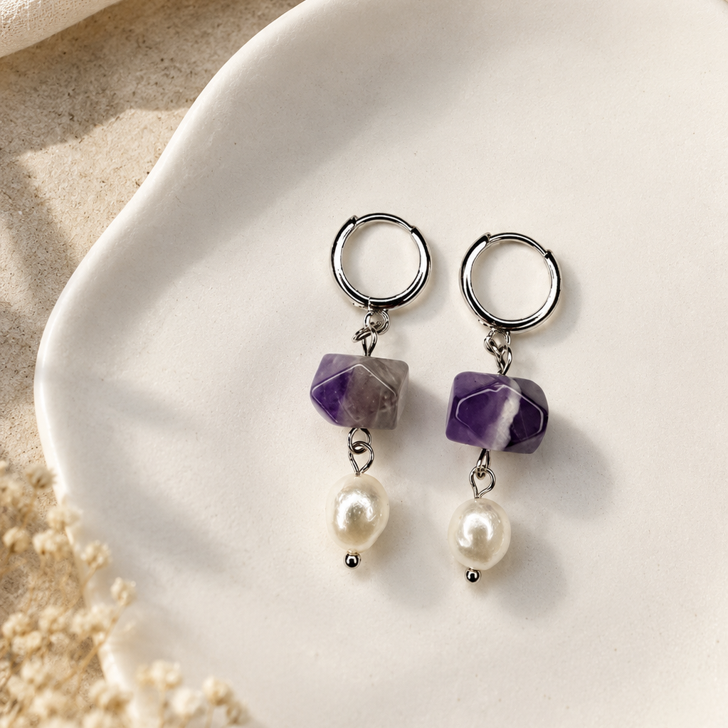 Handgefertigte Perlenohrringe mit Fluorit und Süßwasserperlen in zarten Violetttönen – Pearl Sage Violett von BE.Youniq