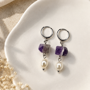 Handgefertigte Perlenohrringe mit Fluorit und Süßwasserperlen in zarten Violetttönen – Pearl Sage Violett von BE.Youniq
