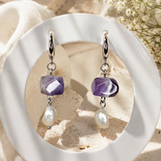 Handgefertigte Perlenohrringe mit Fluorit und Süßwasserperlen in zarten Violetttönen – Pearl Sage Violett von BE.Youniq