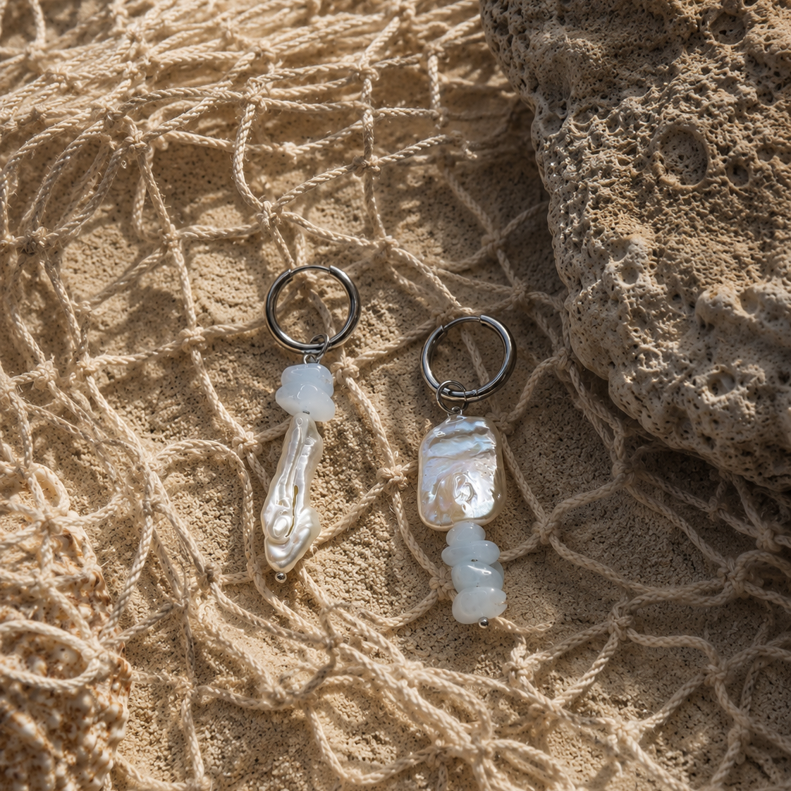 Handgefertigte asymmetrische Ohrringe mit Aquamarin & Süßwasserperlen. Naturstein-Schmuck von BE-YOUNIQ – leicht, zeitlos, einzigartig. 