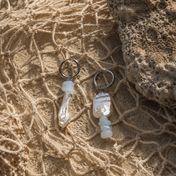 Handgefertigte asymmetrische Ohrringe mit Aquamarin & Süßwasserperlen. Naturstein-Schmuck von BE-YOUNIQ – leicht, zeitlos, einzigartig. 