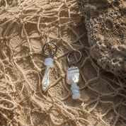 Handgefertigte asymmetrische Ohrringe mit Aquamarin & Süßwasserperlen. Naturstein-Schmuck von BE-YOUNIQ – leicht, zeitlos, einzigartig. 