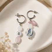 Handgefertigte asymmetrische Ohrringe mit Barockperlen, Rosenquarz und Jade – Sea Whisper Elise von BE-Youniq