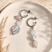 Handgefertigte asymmetrische Ohrringe mit Barockperlen, Rosenquarz und Jade – Sea Whisper Elise von BE-Youniq