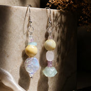 Asymmetrische Ohrringe aus Jade Fluorit Amethyst mit Süßwasserperlen, einzigartige Designkombination.