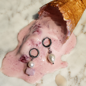 Handgefertigte asymmetrische Ohrringe mit Kunzit, Amethyst & Süßwasserperlen. Einzigartiger Naturstein-Schmuck von BE-YOUNIQ – jedes Stück ein Unikat.