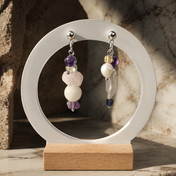 Handgefertigte asymmetrische Ohrringe mit Rosenquarz, Fluorit, Amethyst & Süßwasserperlen. Jedes Stück ein Naturunikat aus Österreich. Jetzt entdecken bei BE-Youniq.