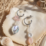 Handgefertigte asymmetrische Ohrringe mit Rosenquarz, weißem Jade & Süßwasserperlen. Zarter Naturstein-Schmuck von BE-YOUNIQ – jedes Stück ein Unikat.