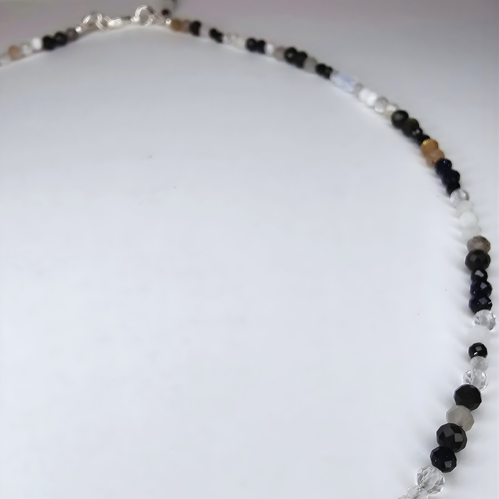 Handgefertigter Edelstein-Choker – filigrane Halskette, die deine natürliche Ausstrahlung im Alltag und zu besonderen Anlässen unterstreicht.