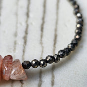 Handgefertigter Edelsteinschmuck aus Österreich mit Sonnenstein und Pyrit