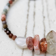 Handgefertigter Edelsteinschmuck mit Sonnenstein, Achat, Mondstein und natürlichen Perlen